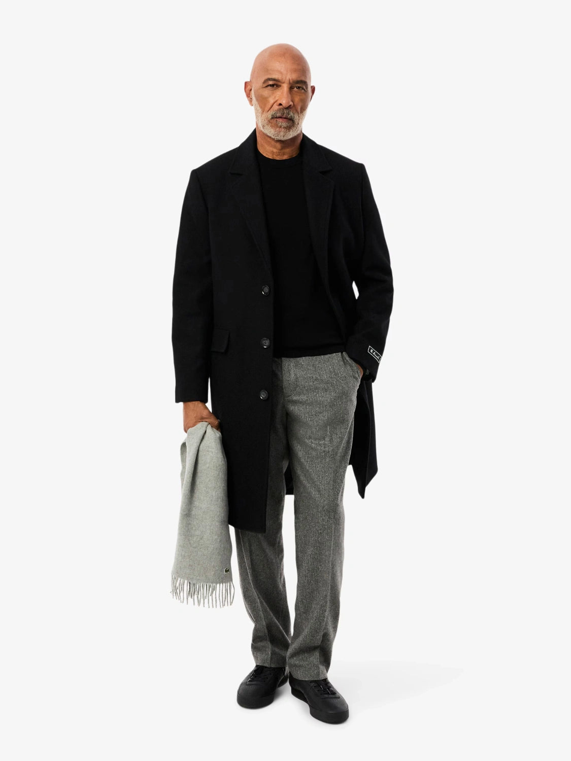 pull-lacoste-noir-homme-porte