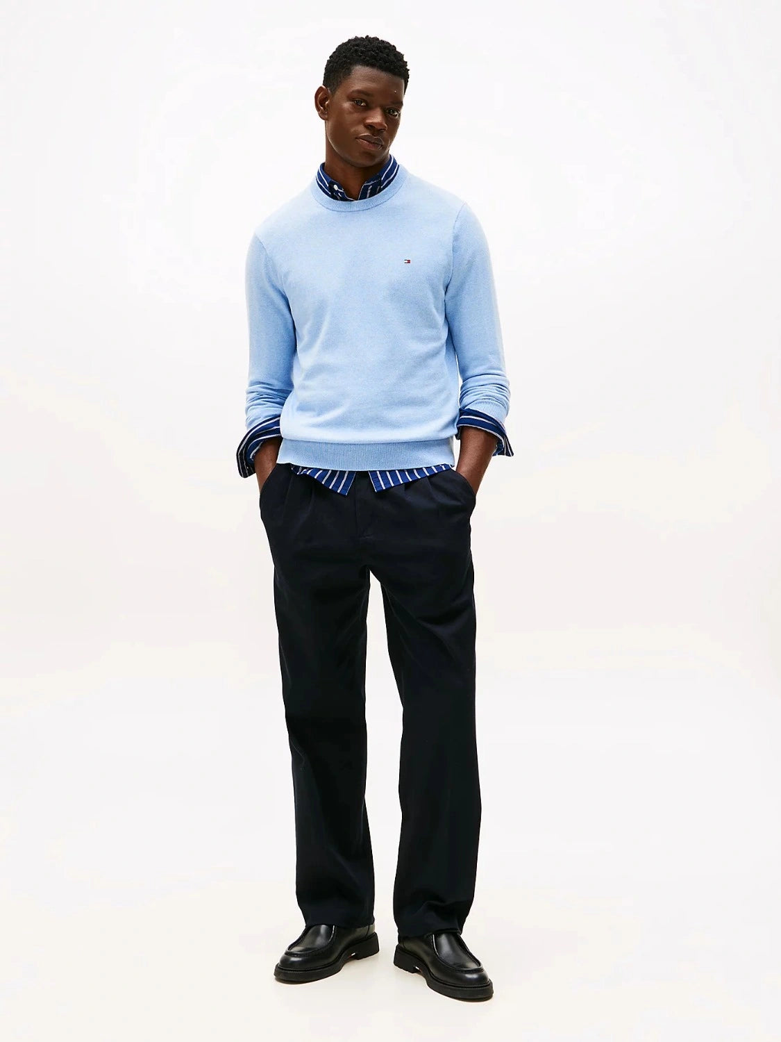 pull-tommy-hilfiger-cachemire-bleu-homme-porte
