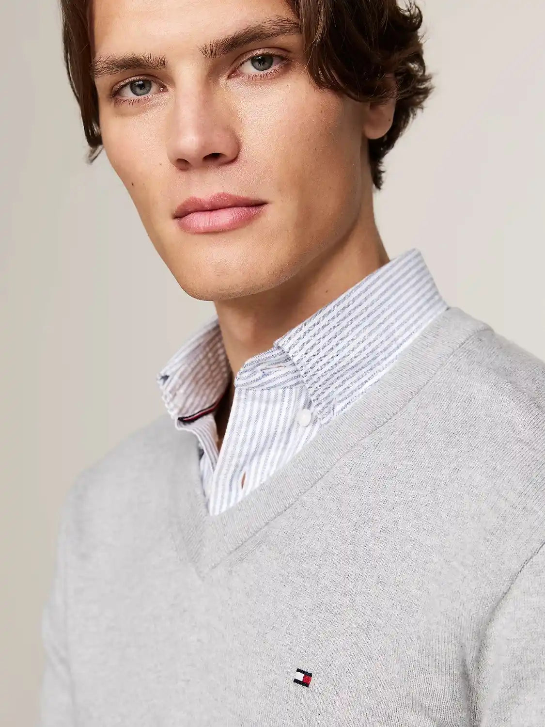 pull-tommy-hilfiger-gris-cachemire-homme-face-zoom