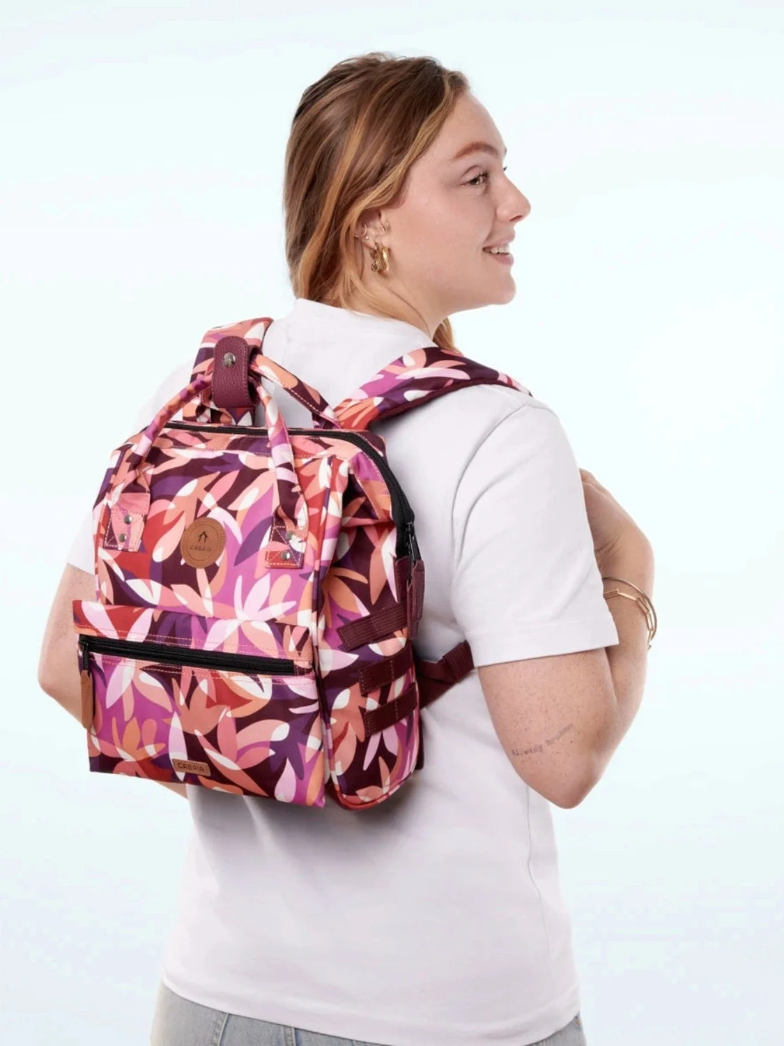 sac-a-dos-cabaia-montreuil-small-rose-porte