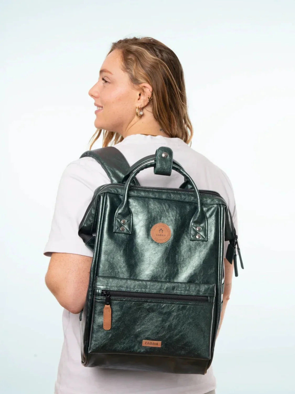 sac-lucerne-adventurer-medium-cabaia-porte
