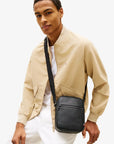 sacoche-tommy-hilfiger-noir-AM0AM14095BDS-porte