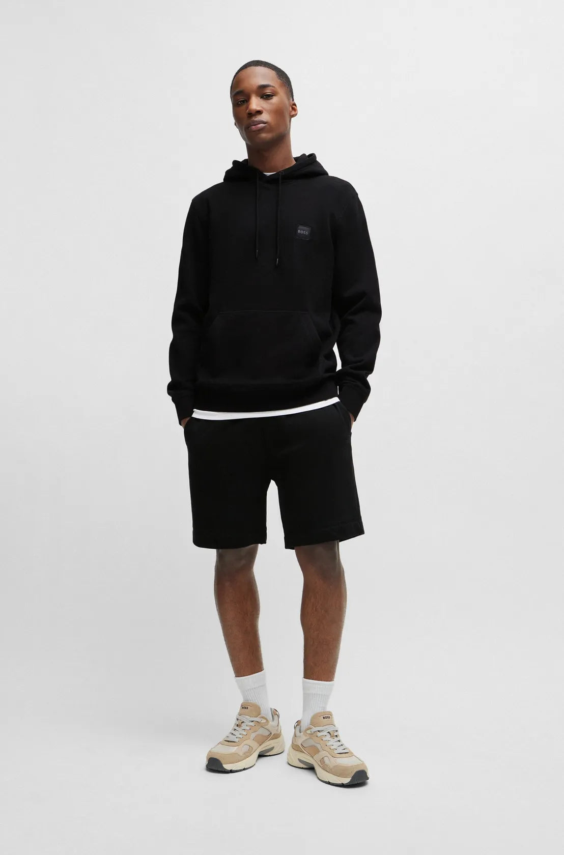 short-boss-homme-noir-porte