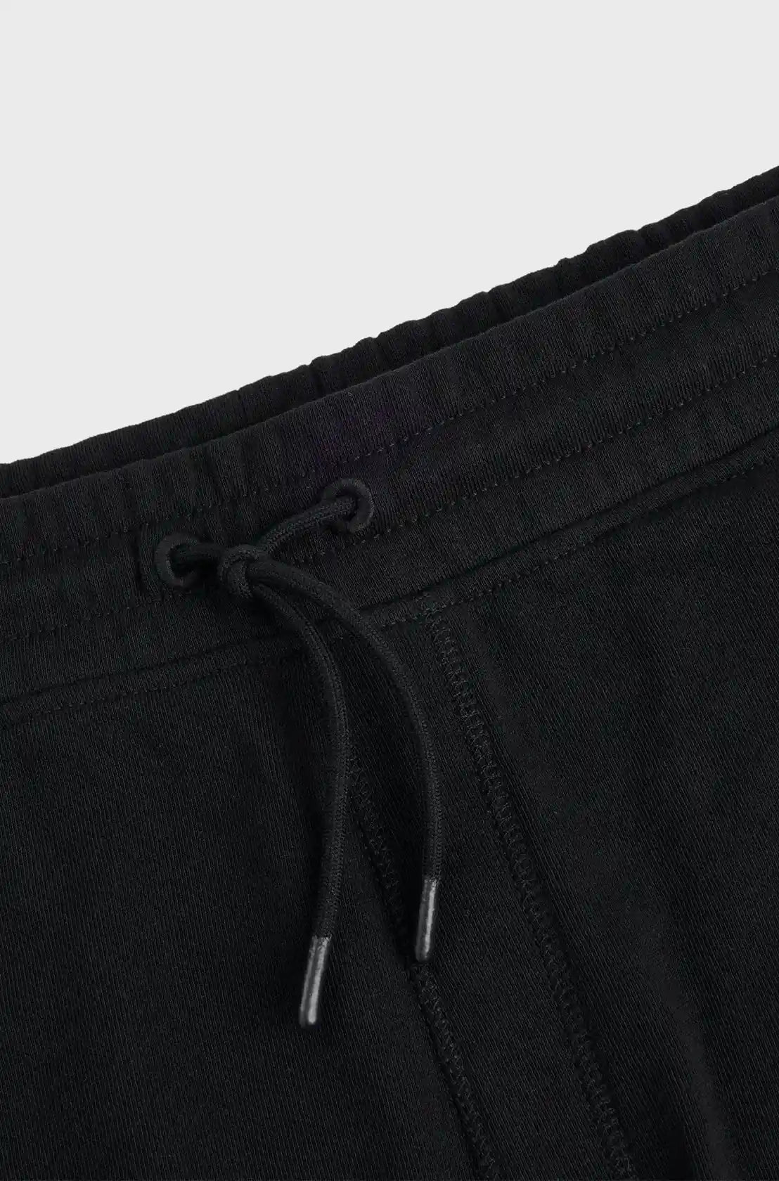 short-boss-homme-noir-zoom-devant