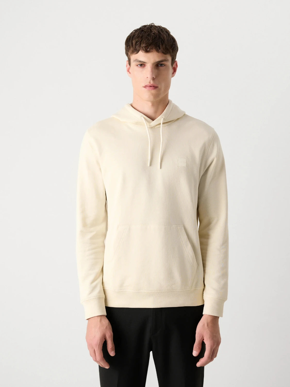 sweat-boss-jaune-homme-face-porte