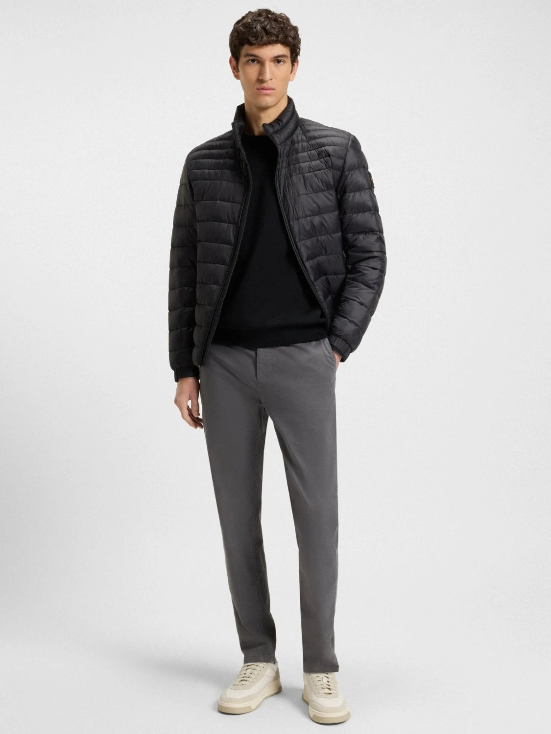 sweat-boss-noir-homme-porte
