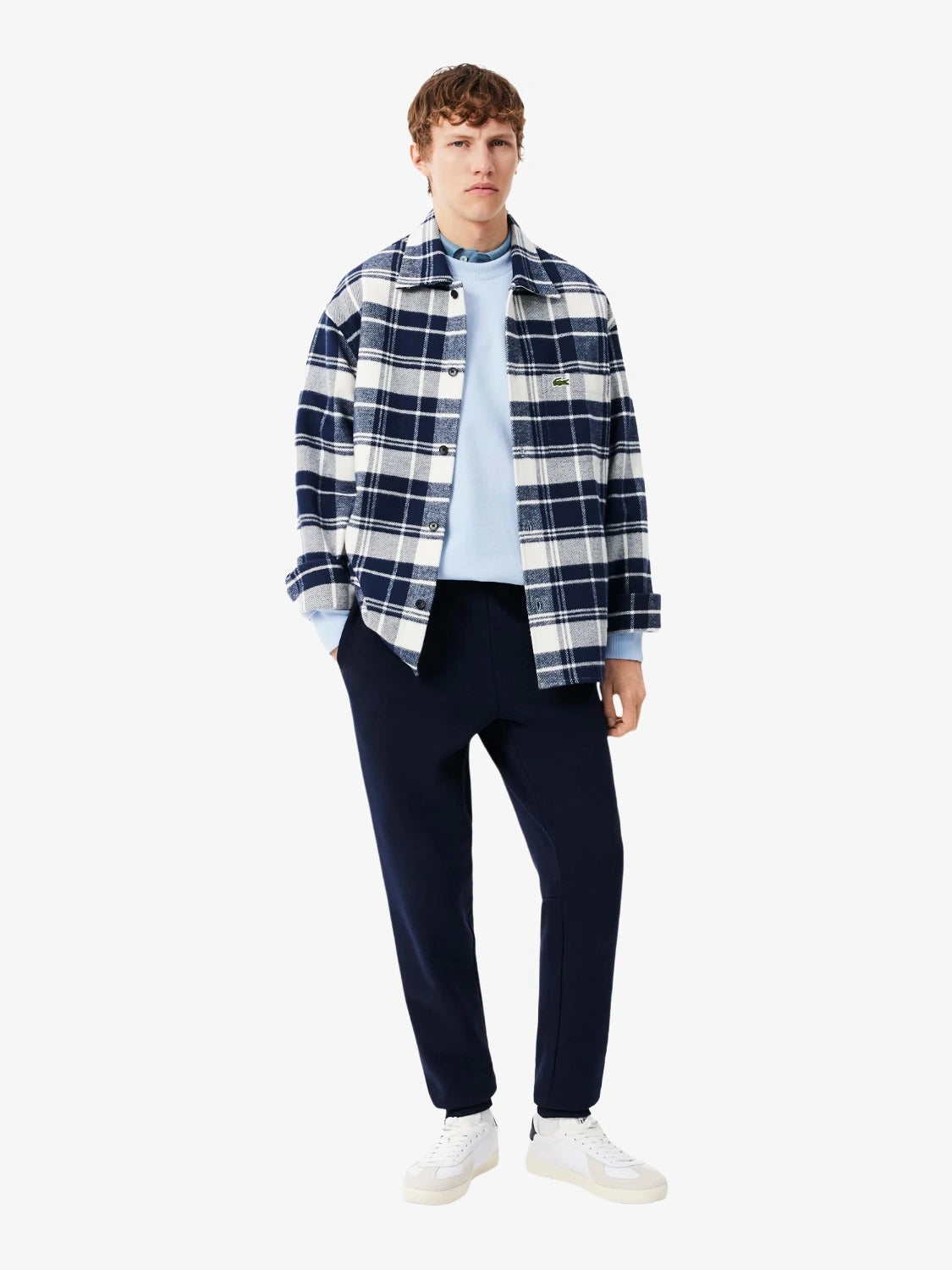 sweat-lacoste-bleu-molleton-hommeSH8868-00-T01-porte