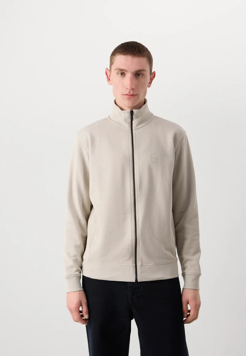 sweat-zippe-boss-beige-homme-facee-porte
