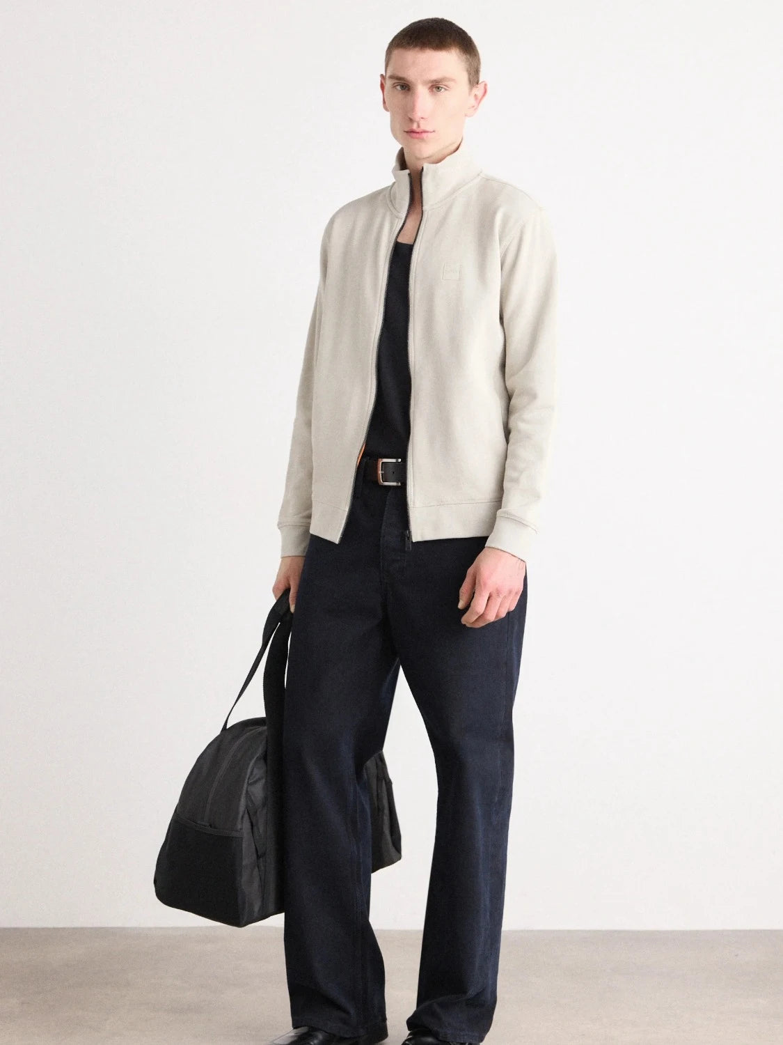 sweat-zippe-boss-beige-homme-porte-profil