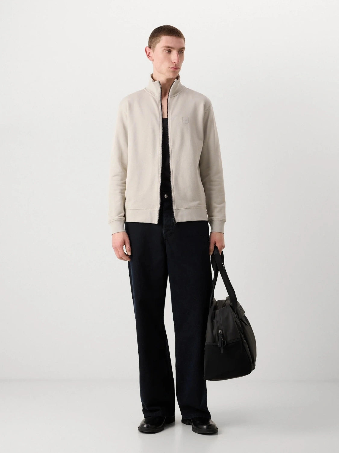 sweat-zippe-boss-beige-homme-porte