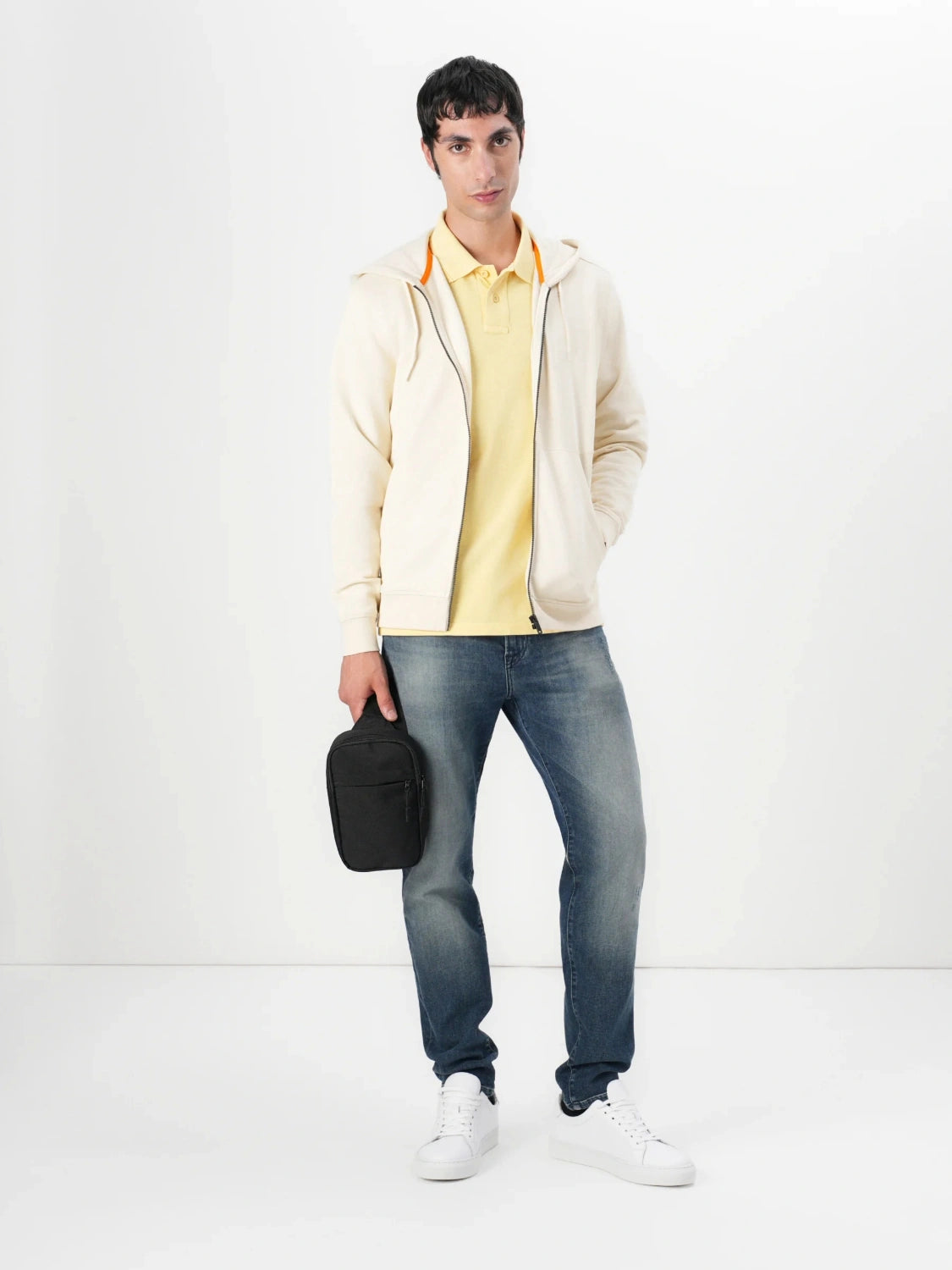 sweat-zippe-boss-jaune-homme-porte