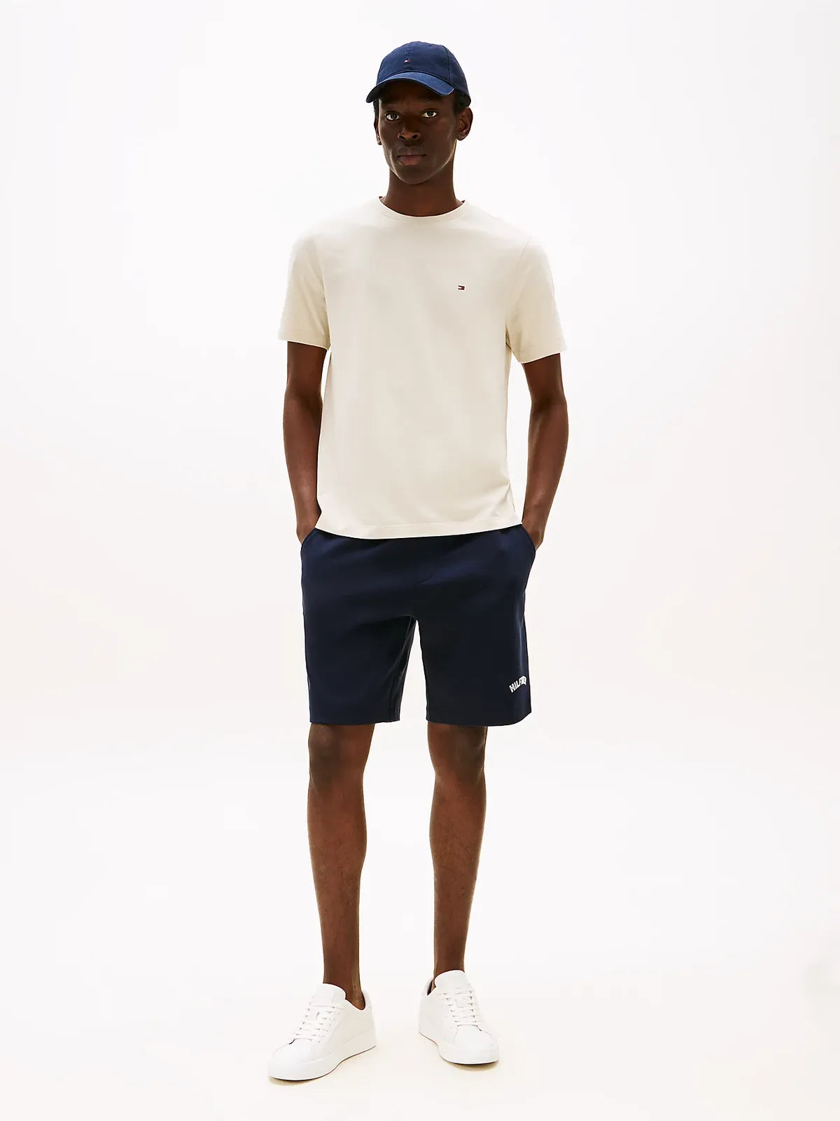 t-shirt-tommy-hilfiger-homme-beige-porte