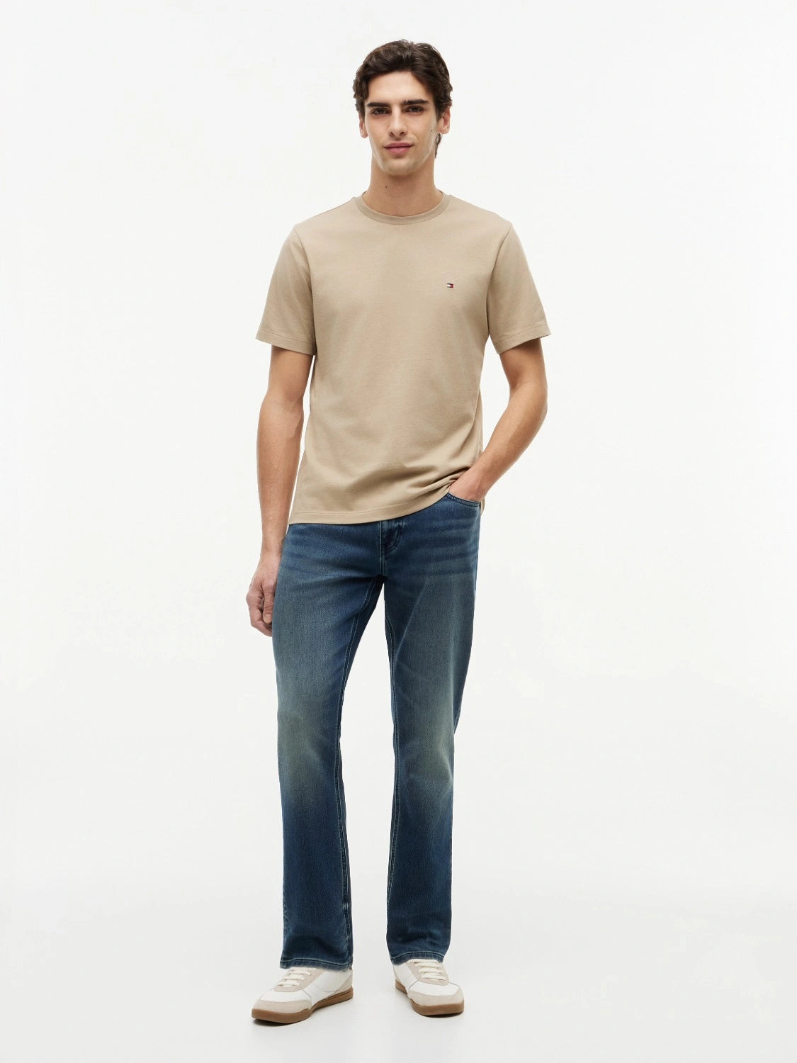 tee-shirt-tommy-hilfiger-beige-homme-MW0MW39995AEG-porte