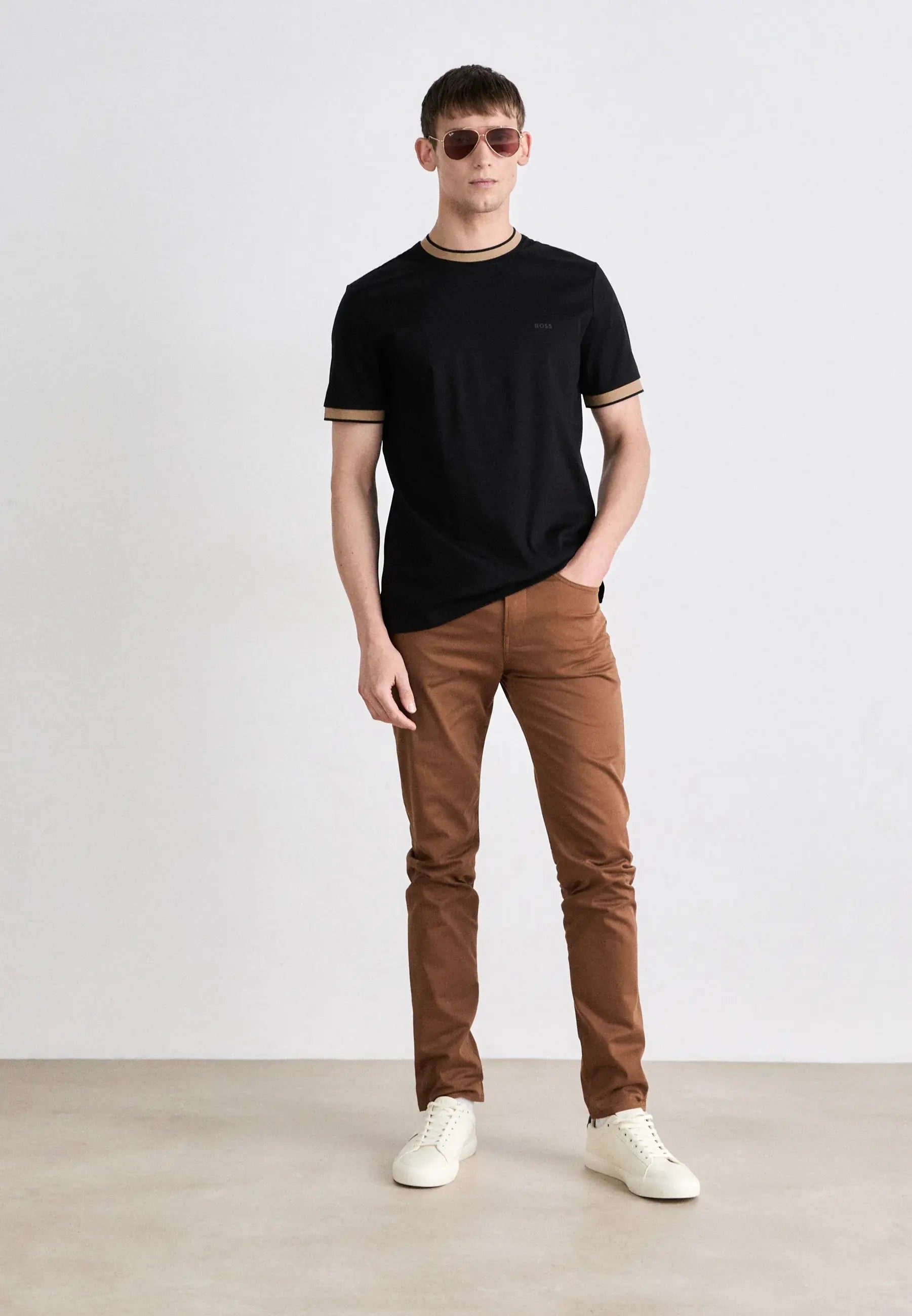 tshirt-boss-noir-homme-porte