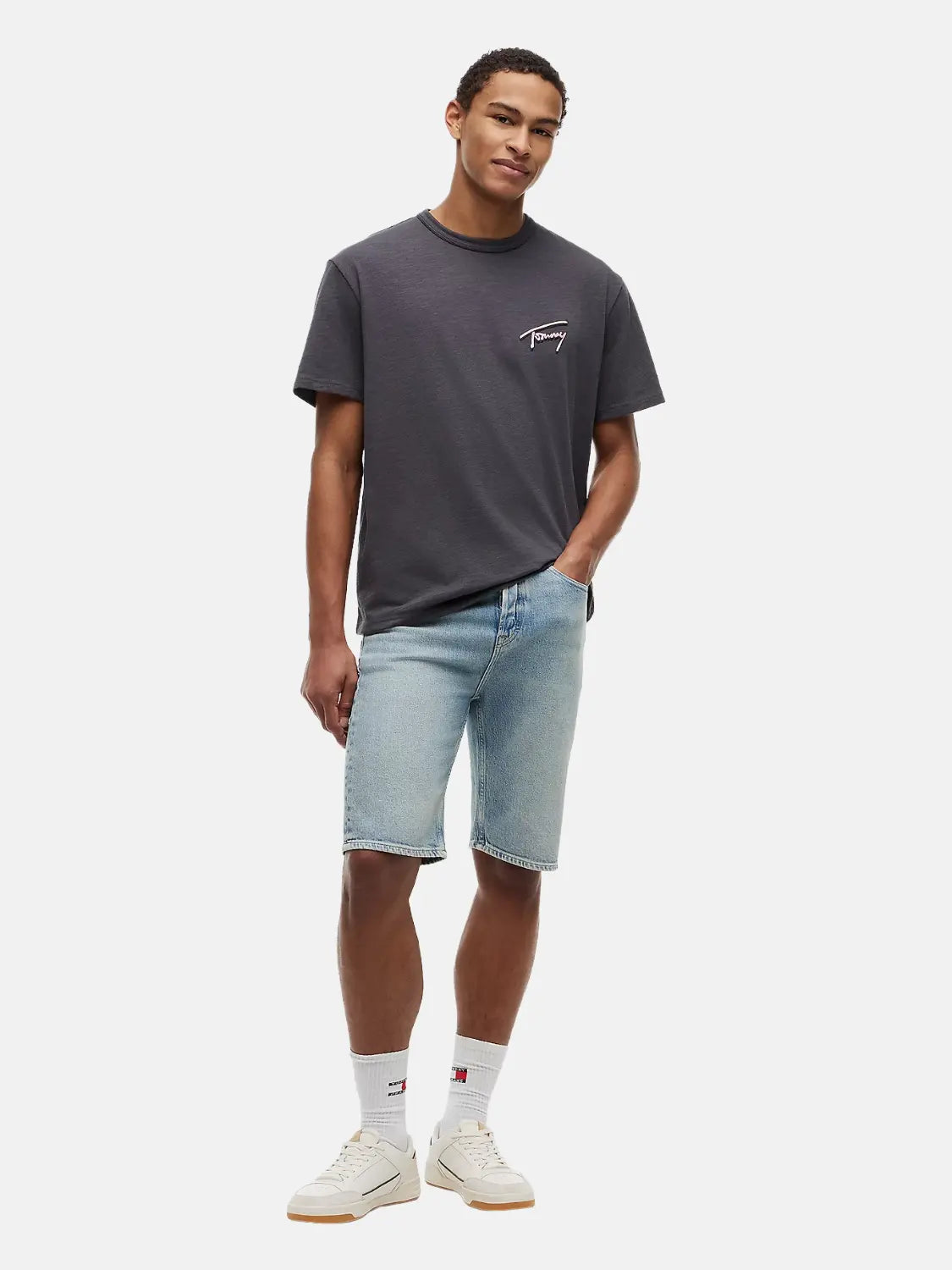 tshirt-tommy-jeans-noir-porte