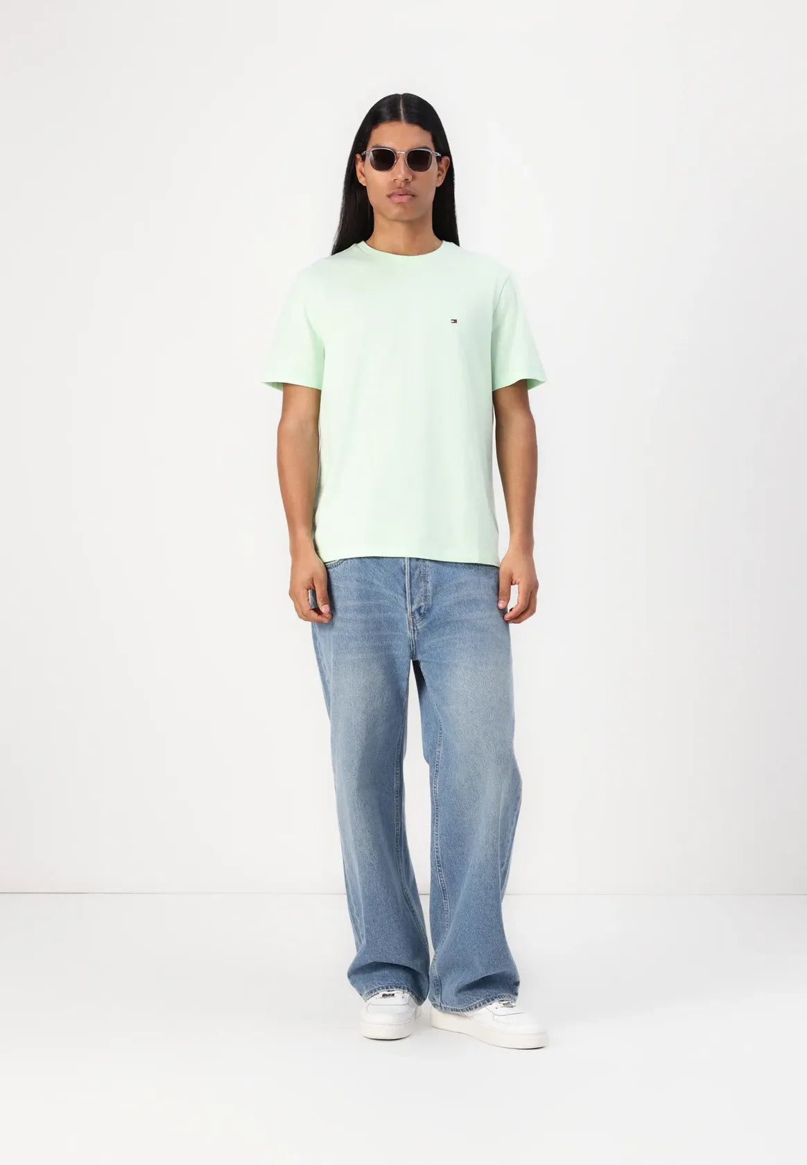 tshirt-tommyhilfiger-homme-vert-porte