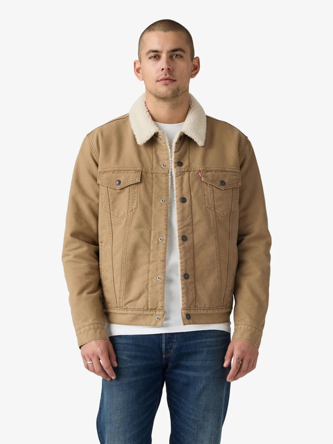 veste-levis-trucker-beige-porte-1636503050