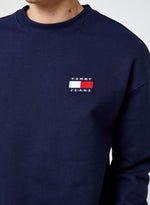 Laden Sie das Bild in den Galerie-Viewer, Marineblaues Tommy Jeans-Sweatshirt aus Bio-Baumwolle mit Flaggenlogo
