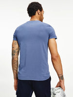 Charger l&#39;image dans la galerie, T-Shirt logo Tommy Hilfiger bleu en coton bio | Georgespaul
