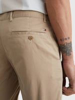 Afbeelding in Gallery-weergave laden, Pantalon chino Tommy Hilfiger beige pour homme | Georgespaul
