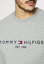 Laden Sie das Bild in den Galerie-Viewer, Sweat col rond homme logo Tommy Hilfiger gris en coton bio | Georgespaul
