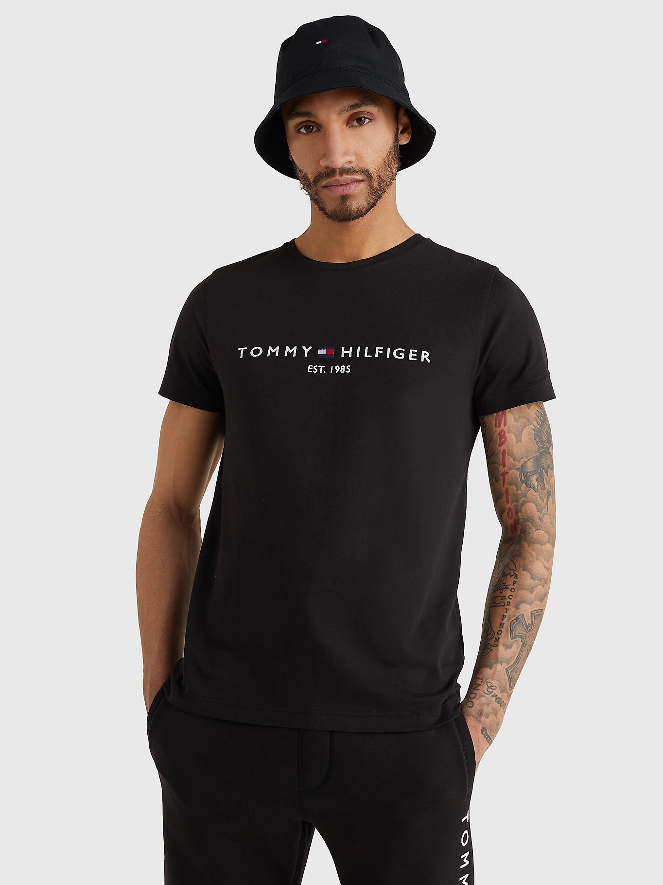 Schwarzes T-Shirt mit Tommy Hilfiger-Logo aus Bio-Baumwolle