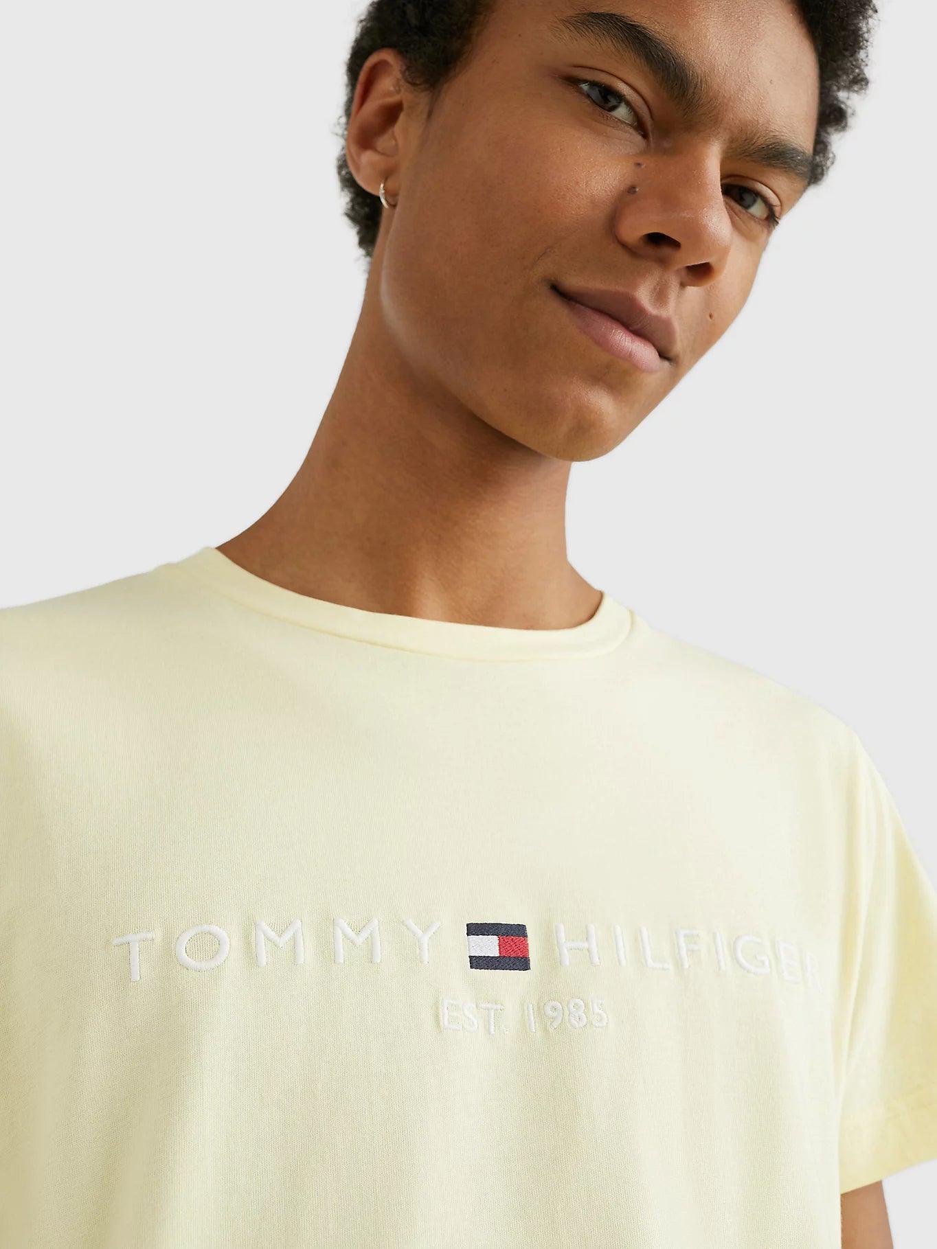 T-Shirt logo poitrine Tommy Hilfiger jaune clair coton bio - Georgespaul