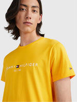 Charger l&#39;image dans la galerie, T-Shirt logo poitrine homme Tommy Hilfiger jaune I Georgespaul
