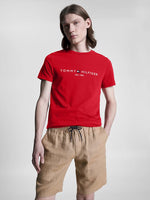 Charger l&#39;image dans la galerie, T-Shirt logo poitrine Tommy Hilfiger rouge pour homme I Georgespaul
