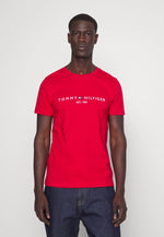 Charger l&#39;image dans la galerie, T-shirt logo poitrine Tommy Hilfiger rouge pour homme | Georgespaul
