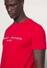 Charger l&#39;image dans la galerie, T-shirt logo poitrine Tommy Hilfiger rouge pour homme | Georgespaul
