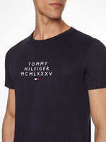 Charger l&#39;image dans la galerie, T-Shirt signature Tommy Hilfiger marine en coton bio | Georgespaul
