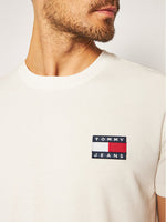 Laden Sie das Bild in den Galerie-Viewer, Tommy Jeans T-Shirt aus weißer Bio-Baumwolle mit Logo auf der Brust
